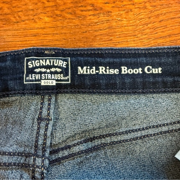 Signature by Levi Strauss mid rise boot cut size 6 short dark wash - Picture 7 of 9